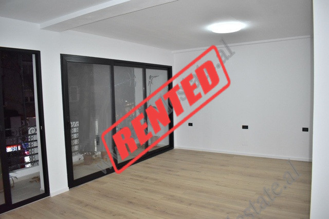 Apartament 2+1 me qira ne rrugen Myslym Shyri ne Tirane
Pozicionohet ne katin e 3 te nje pallati ek